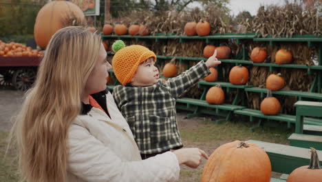 Frau-Mit-Kleinem-Jungen-Auf-Dem-Thanksgiving-Farmmarkt