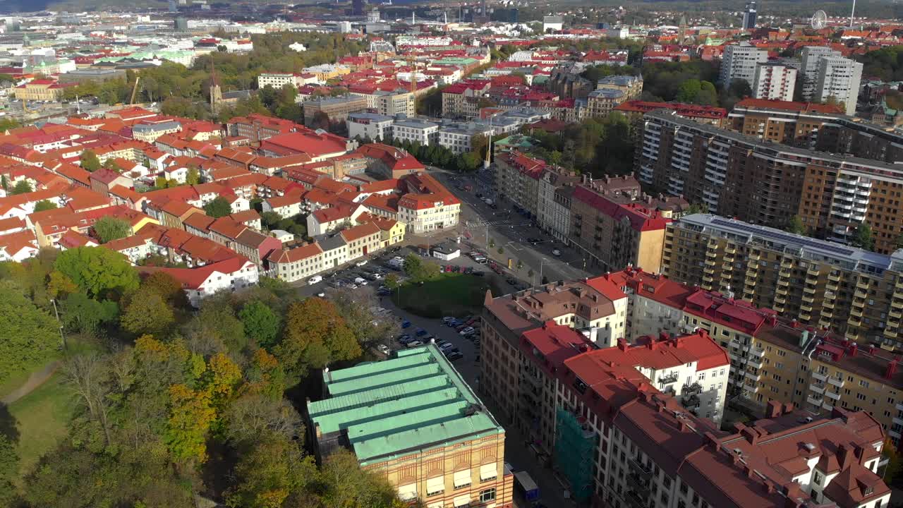 vista aérea de las casas y calles de gotemburgo, suecia, inclinación hacia arriba, revelación de drones