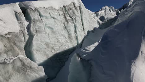 Glaciar-Helado-En-Los-Alpes-Suizos,-Cubierta-De-Nieve,-Día-Soleado-Invierno