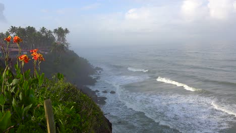 Las-Olas-Llegan-A-La-Orilla-A-Lo-Largo-De-La-Costa-De-Kerala,-India-1