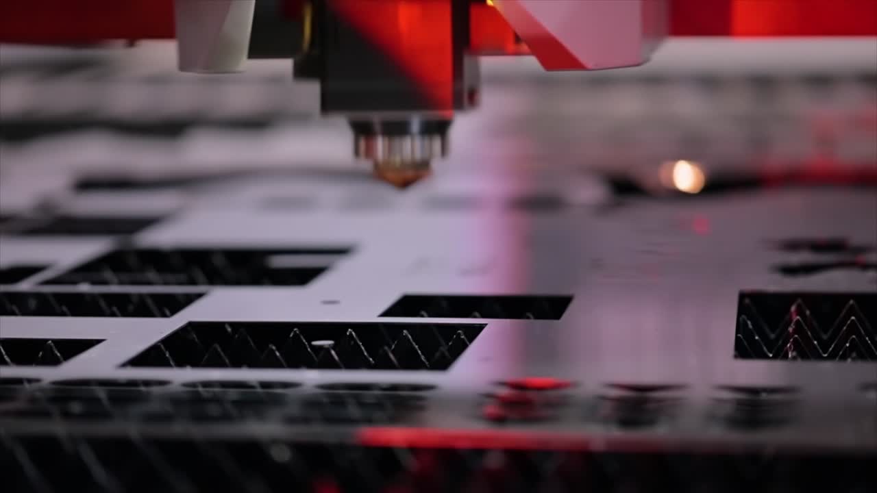 corte láser cnc de metal en cámara lenta, tecnología industrial moderna.