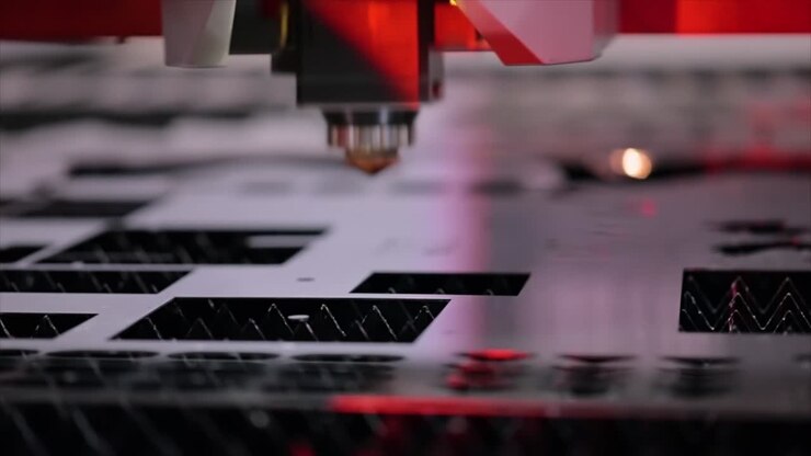 Corte a laser CNC de metal em câmera lenta, tecnologia industrial moderna