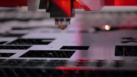 corte láser cnc de metal en cámara lenta, tecnología industrial moderna.
