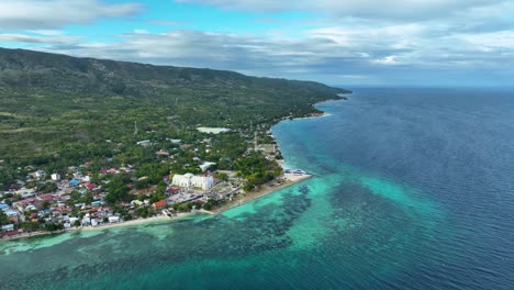 ciudad costera de oslob - lugar popular para ver tiburones ballena en cebu, filipinas