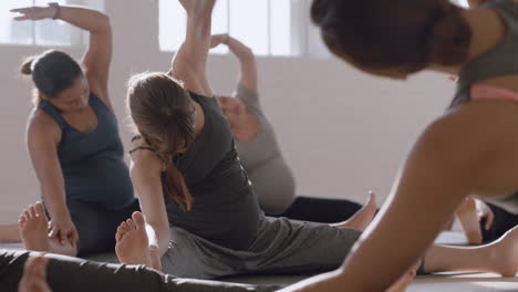 Junge-Schwangere-Kaukasische-Frau-Im-Yoga-Kurs-übt-Dehnübungen-Und-Genießt-Das-Gruppenfitnesstraining-Bei-Sonnenaufgang.-Engagement-Für-Einen-Gesunden-Lebensstil