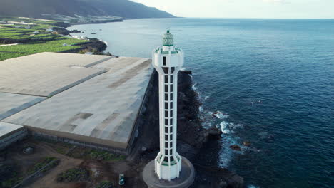 Luftaufnahme-Des-Wunderschönen-Leuchtturms-Las-Hoyas-Auf-Der-Insel-La-Palma-Und-Mit-Wunderschönen-Farben-Des-Tages