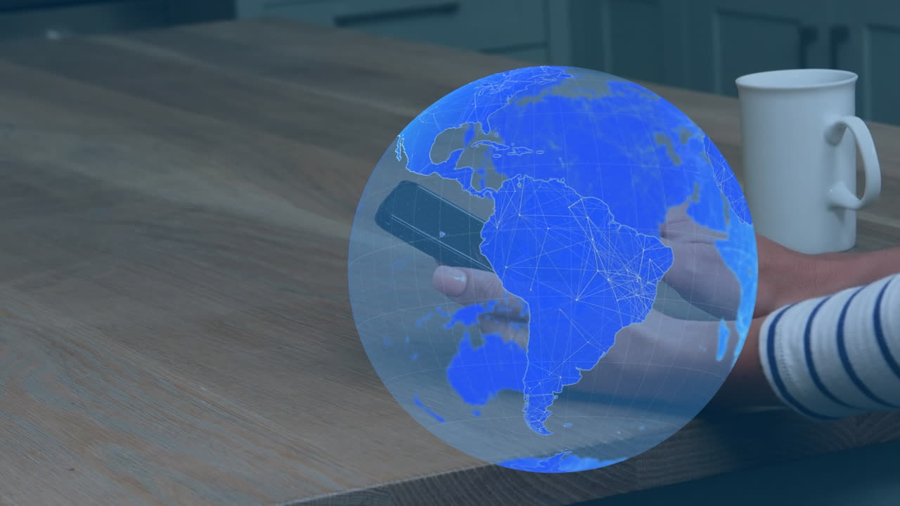 animación del globo sobre las manos de una mujer caucásica usando un teléfono inteligente