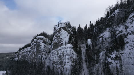 picos de montañas nevadas en un bosque de invierno