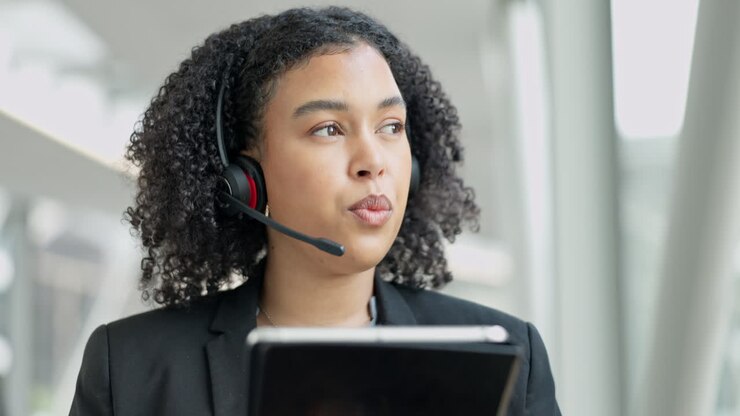 Call center, donna e tablet pensierosa