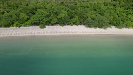 Luftaufgang-über-Türkisfarbenem-Meer,-Sandufer-Und-Dichtem-Grünen-Regenwald-Am-Strand-Von-Nacascolo,-Papagayo-Halbinsel,-Costa-Rica