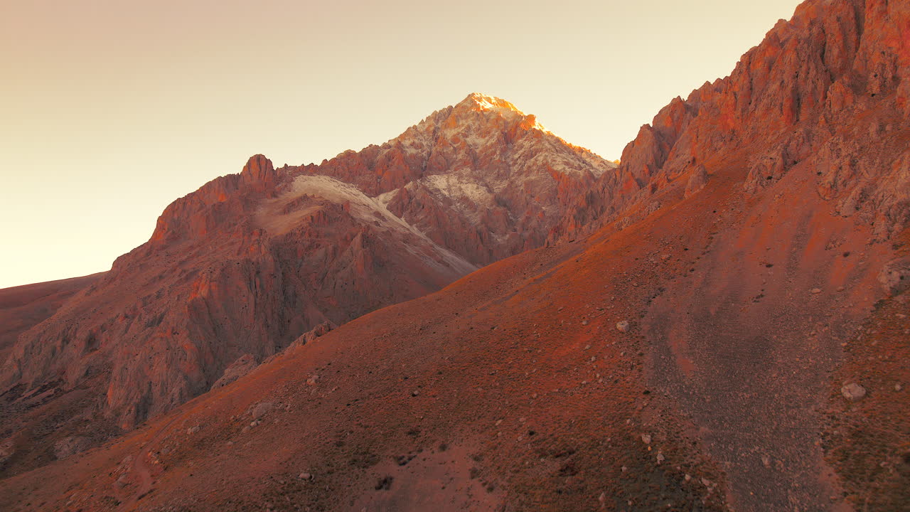 las cadenas montañosas de turkiye taurus aladaglar durante el atardecer imágenes de drones aéreos de alta calidad en 4k