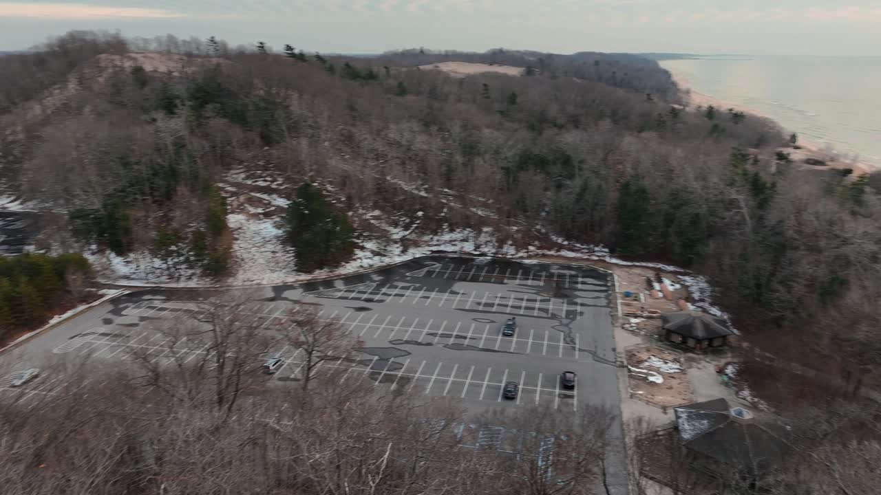 фокус движется от огромных дюн к близлежащему участку