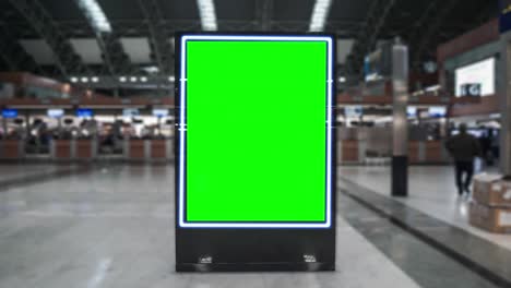 cartel en pantalla ancha vacío con pantalla verde, canal alfa. marco de llave de croma en el pasillo del aeropuerto, gran pancarta para el marketing.