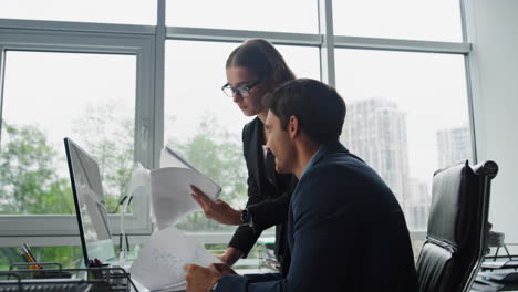 Office-team-working-together-at-computer.-Smiling-marketing-managers-discussing