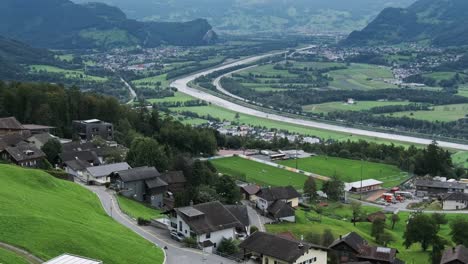 panorama des vaduz-tals am rhein, liechtenstein alpen berge