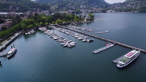 Yates-Y-Barcos-En-El-Puerto-Del-Hermoso-Lago-De-Como,-Italia---Inclinación-Aérea