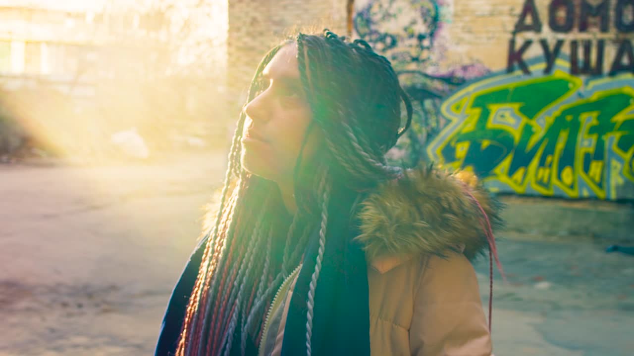 mujer con trenzas en un entorno urbano