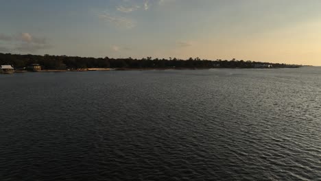 Vista-Aérea-De-La-Puesta-De-Sol-Sobre-Fairhope-A-Lo-Largo-De-Mobile-Bay,-Alabama