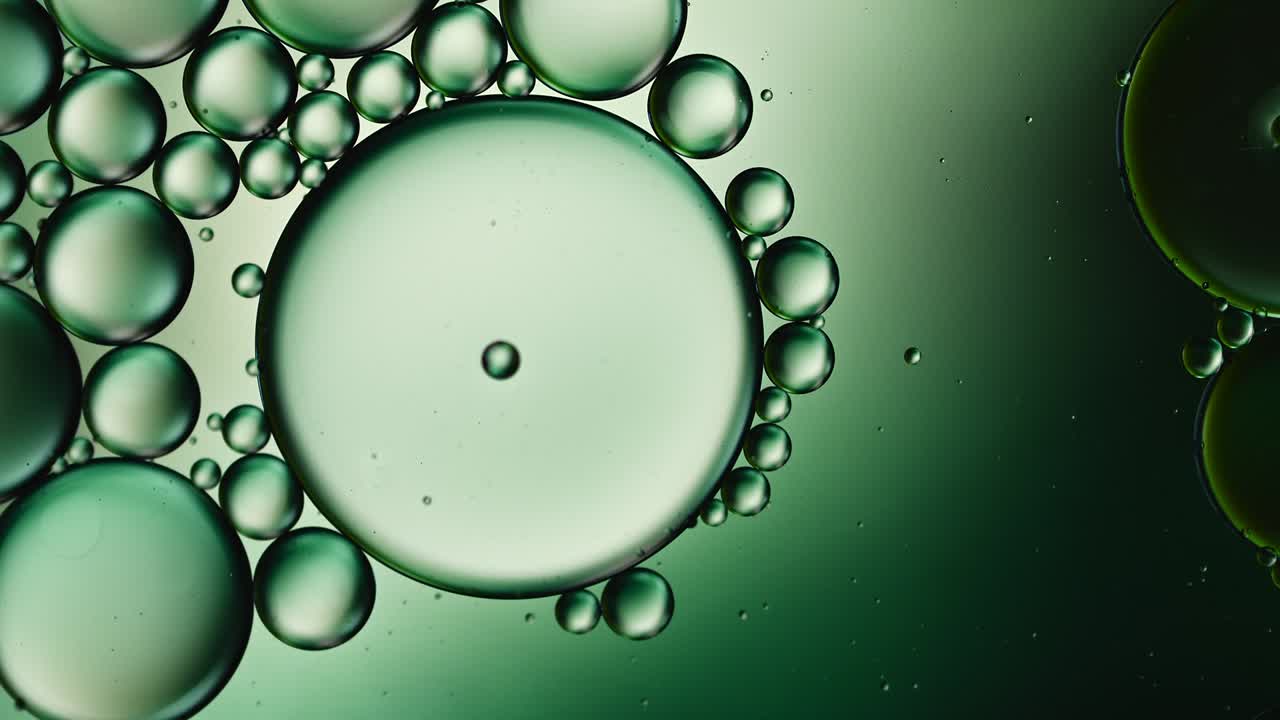 추상적인 다채로운 음식 기름 방울 거품과 구가 흐르고