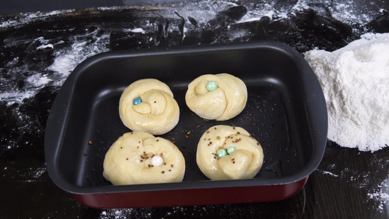 мы формируем и обжариваем пироги из теста.