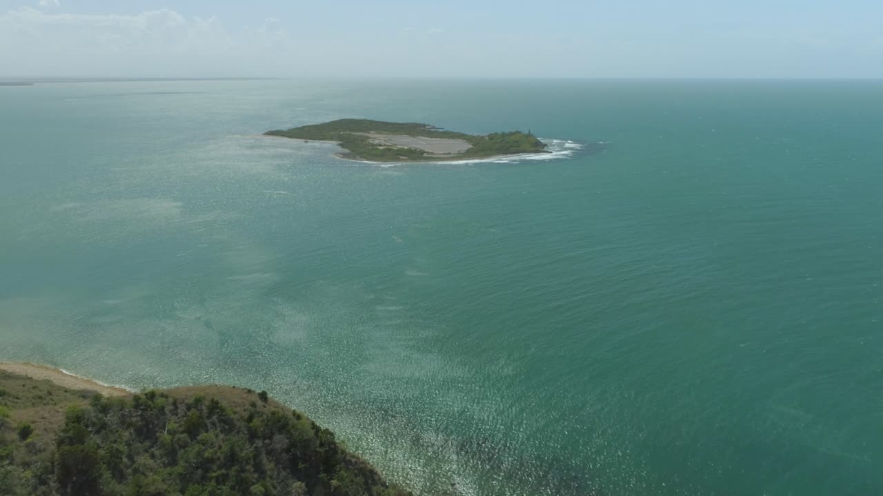 새가 카메라 앞에서 날아가는 드론 공중에서 놀라운 열대 섬을 향해 절벽 옆으로 날아가는 서사시