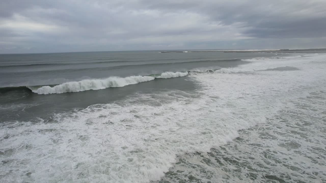 해변 가장자리에 도달하기 전에 부서지는 파도의 편안한 슬로우 모션 보기