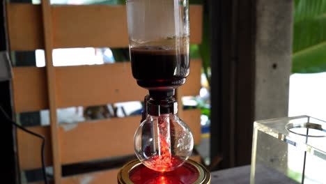 cafetera clásica de sifón en una cafetería local