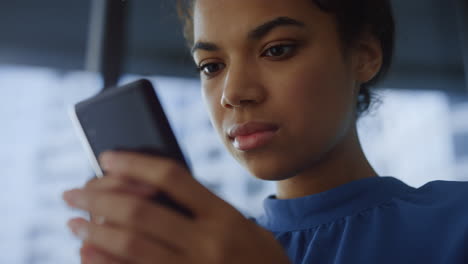 Mujer-De-Negocios-Reflexiva-Navegando-Por-Internet-En-Línea-En-Un-Teléfono-Inteligente-En-La-Oficina