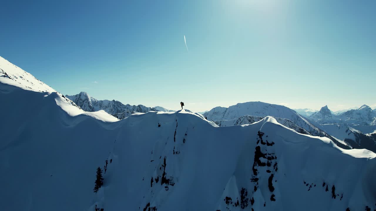 alpinismo de invierno en las montañas nevadas de la columbia británica, canadá
