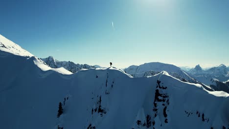 Montañismo-De-Invierno-En-Las-Montañas-Nevadas-De-Columbia-Británica,-Canadá