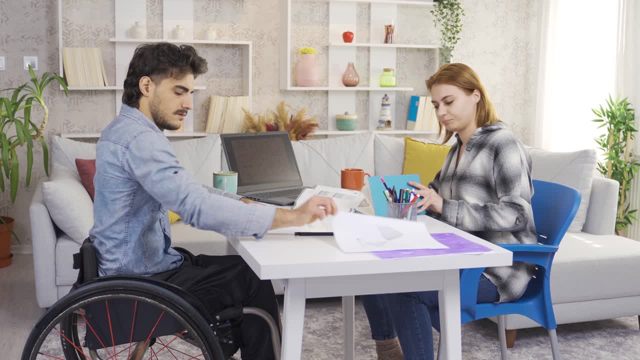 девушка помогает и поддерживает молодежь-инвалида, которая испытывает трудности в учебе.