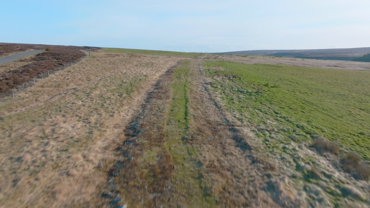 camino romano de los páramos del norte de york, entre stape y egton, camino antiguo pisado, historia, drone aéreo empujar hacia adelante a lo largo del camino de la pista mavic 3 cine prores 422 clip 1