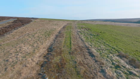 North-York-Moors-Römerstraße,-Zwischen-Stape-Und-Egton,-Alte-Fahrbahn-Ausgetreten,-Geschichte,-Luftdrohne-Vorwärts-Auf-Dem-Weg-Der-Strecke-Mavic-3-Cine-Prores-422-Clip-1