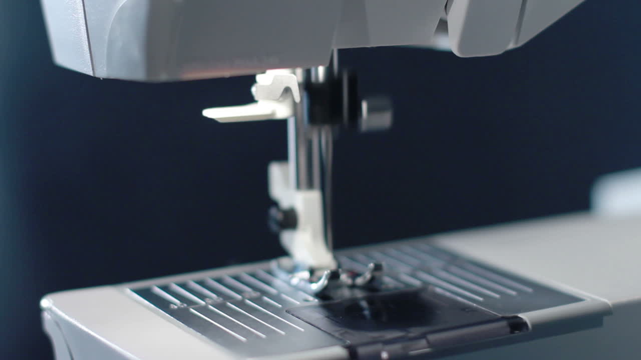 현대 바느질 기계의 바느질 바늘. 바느질 기계 바느질 작업 과정