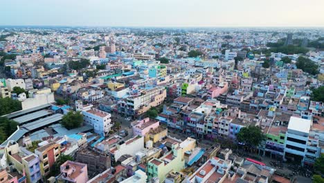 edificios densamente llenos de colores en la antigua ciudad india de madurai en un área urbana, de día, vista aérea