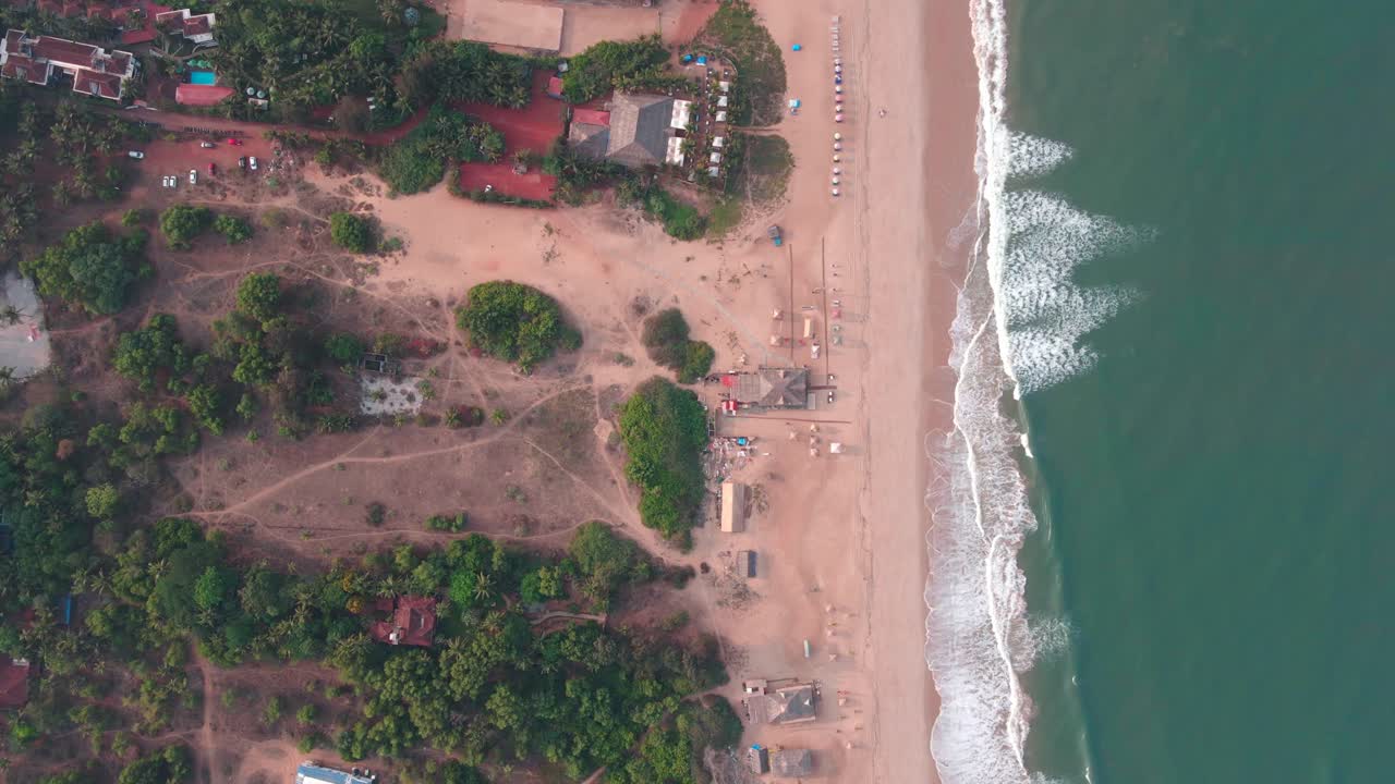 goa sinquerim beach drone shot shack vista desde la playa hasta las olas top vista de pájaro cinemática superior extrema