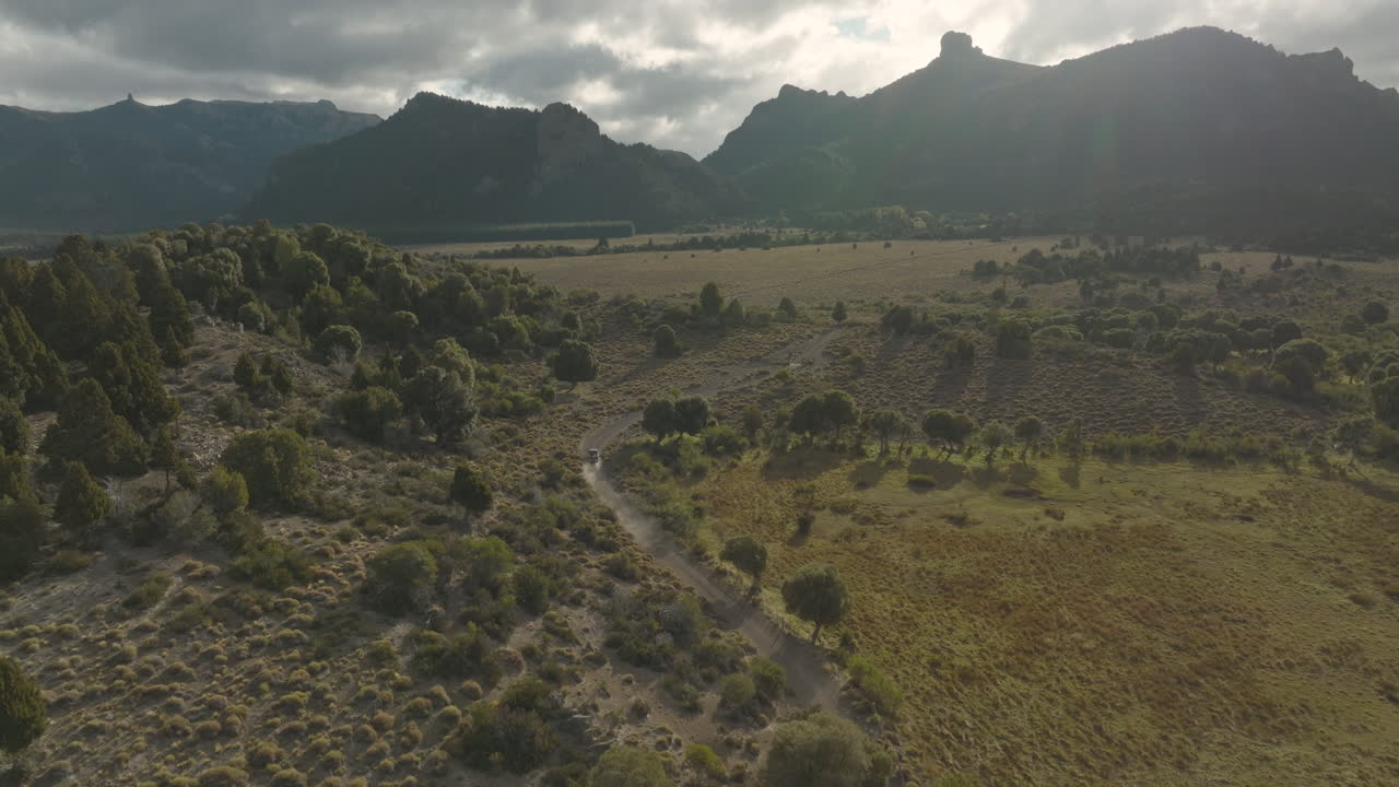 impresionante toma aérea de alto vuelo con vistas a las llanuras argentinas.
