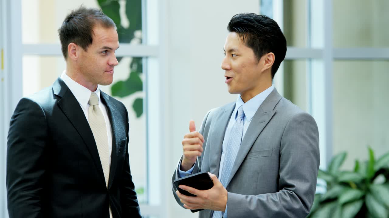 다중 wi-fi 태블릿을 사용하는 민족 비즈니스 금융 팀