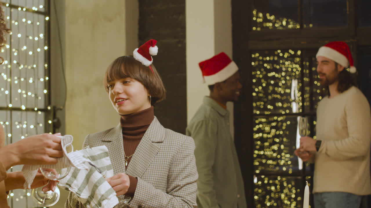 안경을 닦는 두 여자