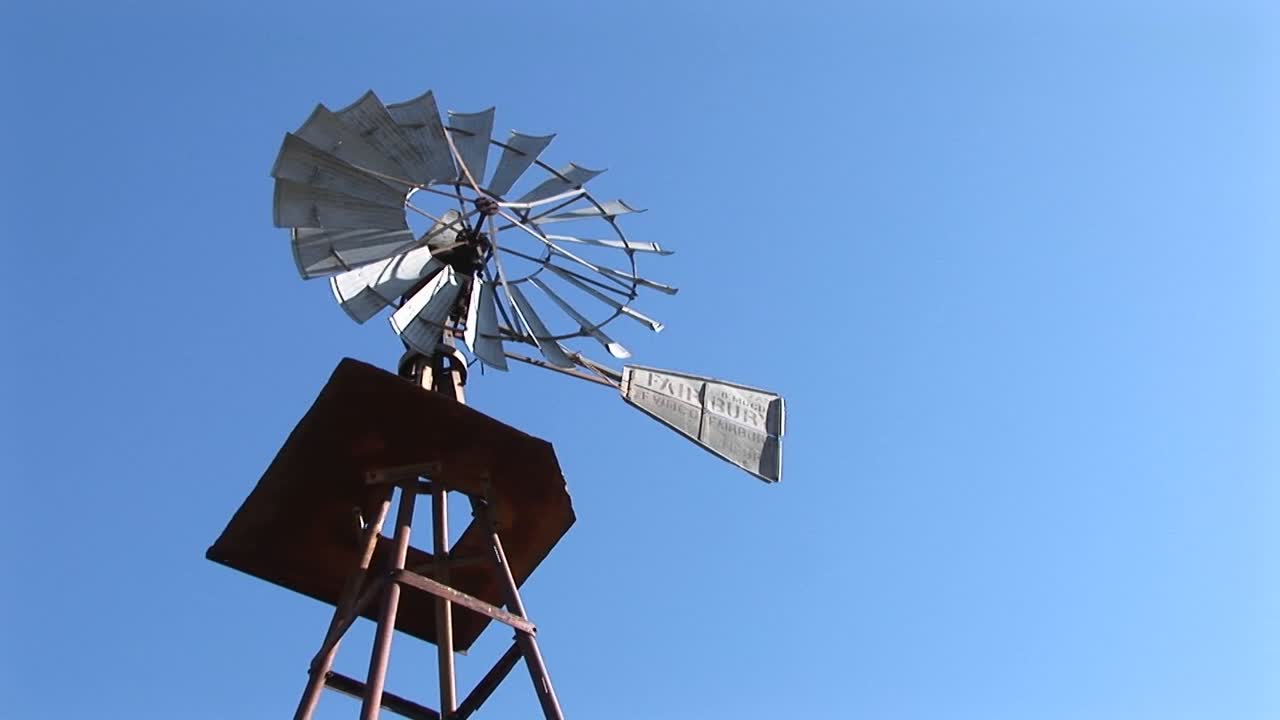 바람에 회전하는 풍차의 웜시뷰