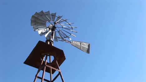 Vista-De-Gusano-De-Un-Molino-De-Viento-Girando-Con-La-Brisa