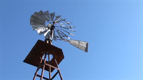 vista de gusano de un molino de viento girando en la brisa