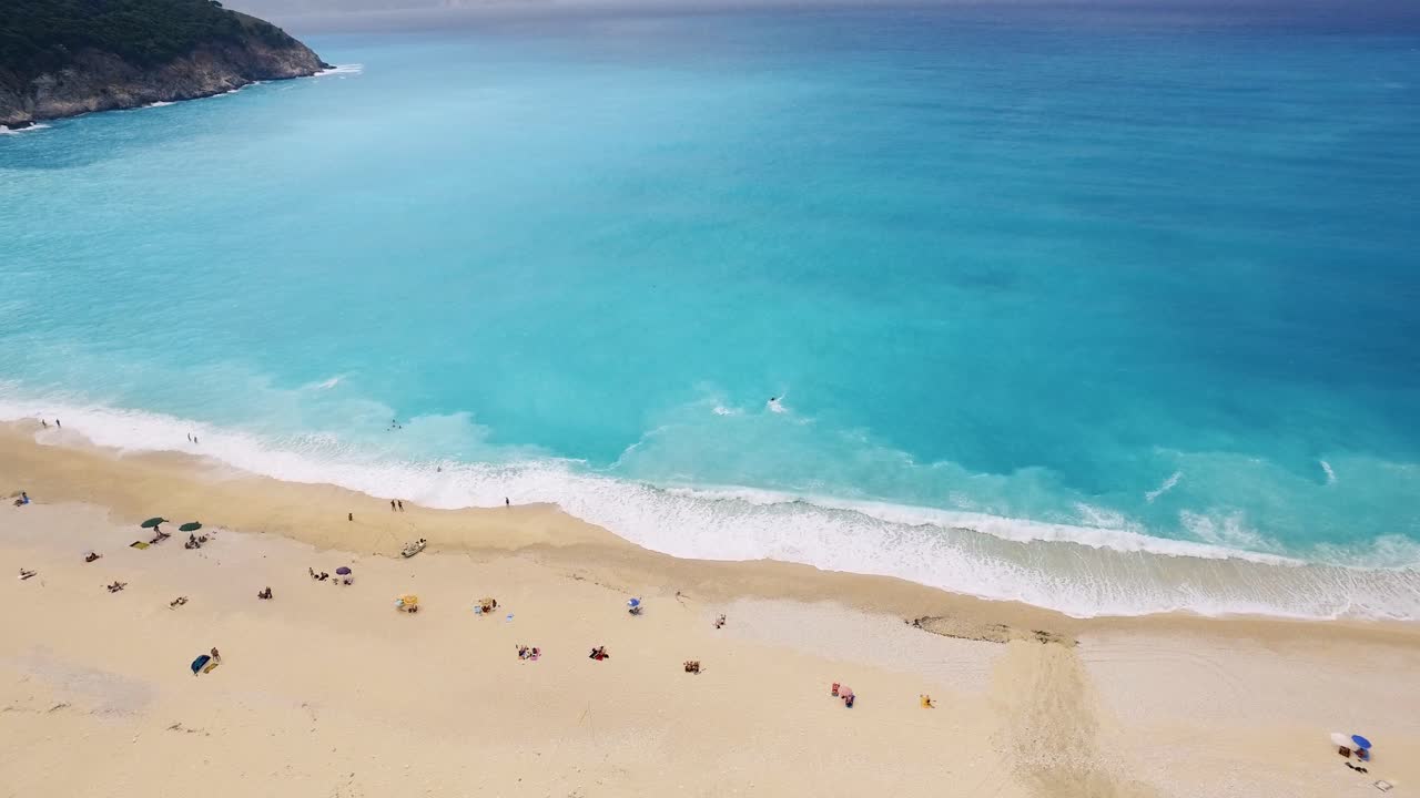 키팔로니아에 있는 미르토스 해변 (myrtos beach) 은 푸른 물과 모래 해변으로 관광객들이 휴식을 취하고 있는 곳이다.