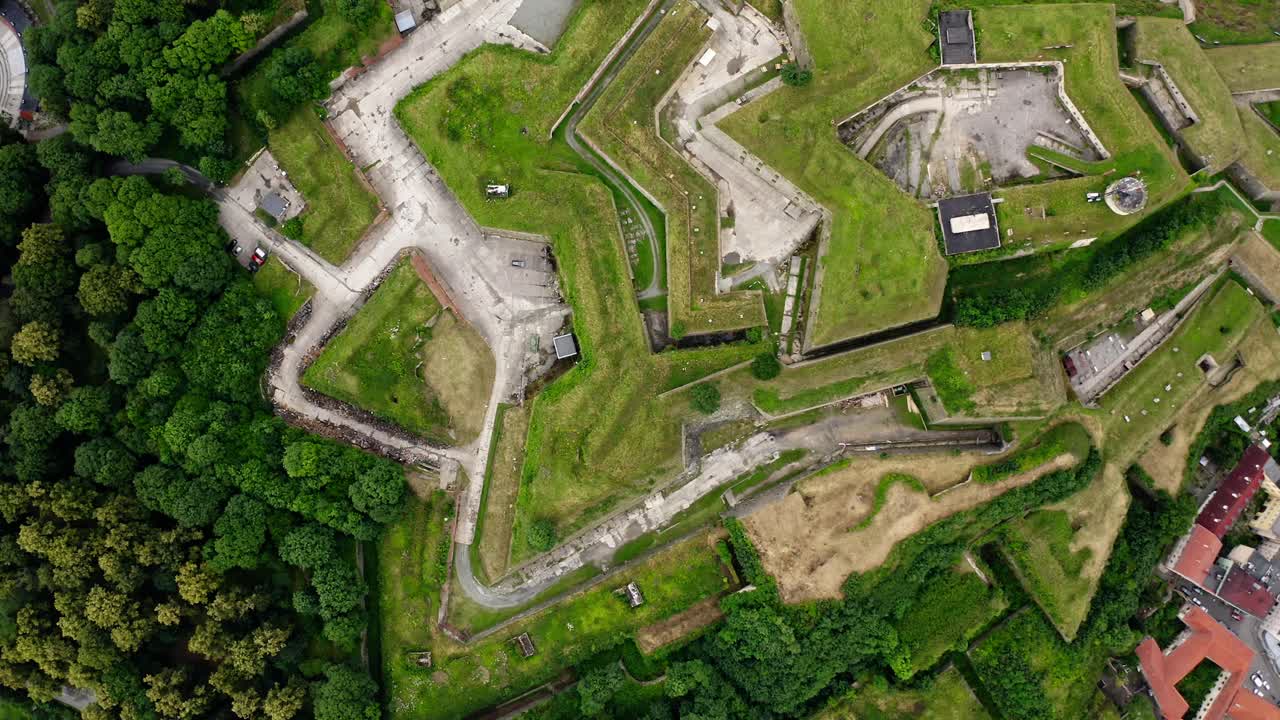 vista aérea de la antigua fortaleza de klodzko - complejo de fortificación único en la baja silesia, polonia