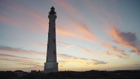 silueta del faro de california al atardecer en aruba
