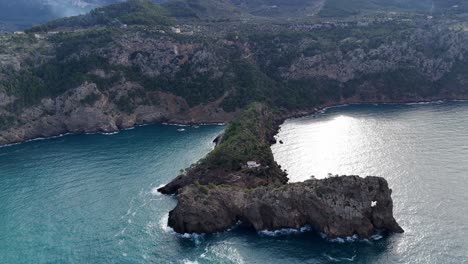 luftansicht, die den berühmten aussichtspunkt mirador de sa foradada während des sonnenuntergangs auf der insel mallorca zeigt