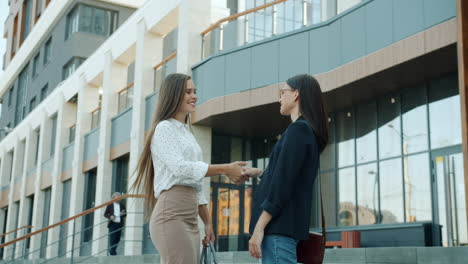 personas de negocios que se reúnen al aire libre