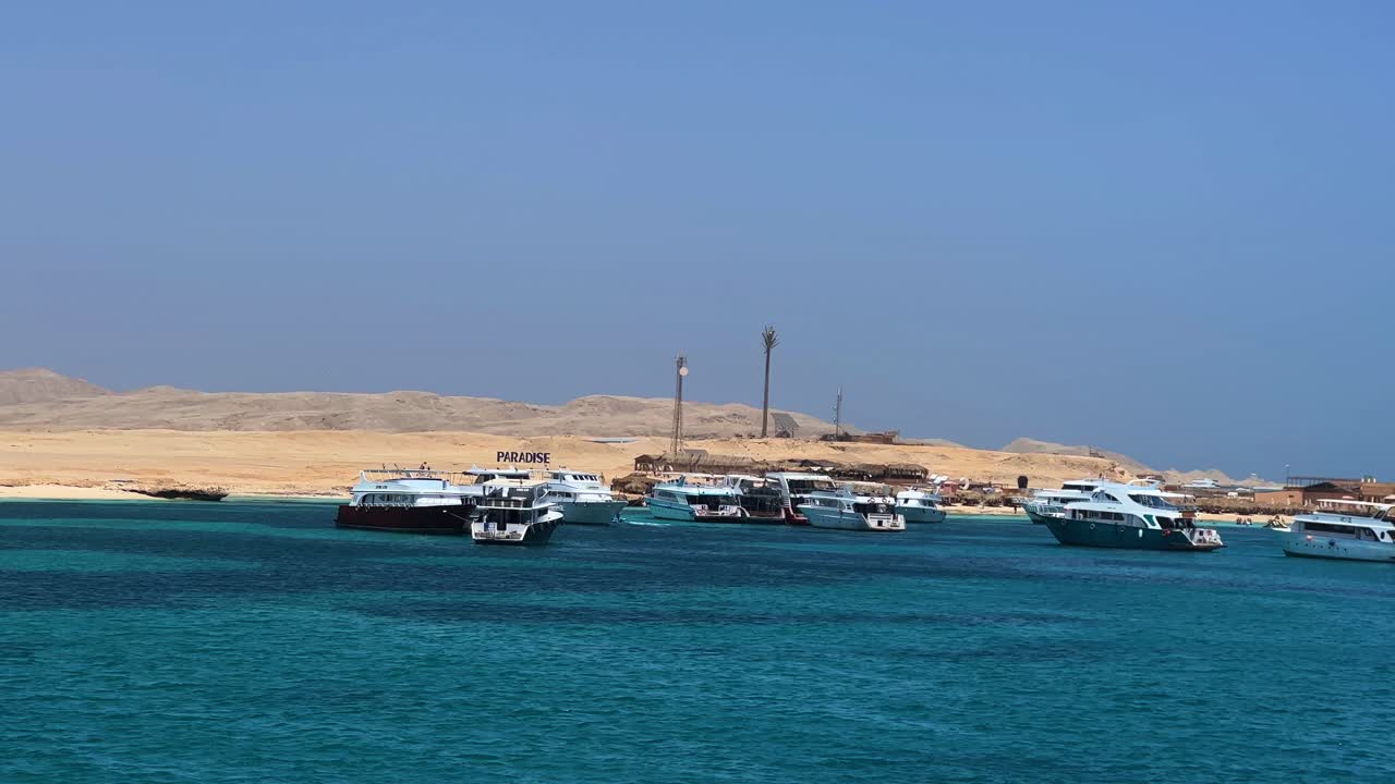 Barca nel Mar Rosso, acqua turchese cristallina vicino a Hurghada, in prossimità della barriera corallina
