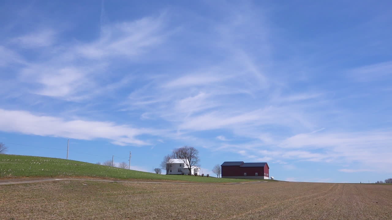 미국 중서부에 있는 고립된 농장의 매우 넓은 사진