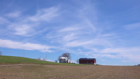 Un-Plano-Muy-Amplio-De-Una-Granja-Aislada-En-El-Medio-Oeste-De-Estados-Unidos.